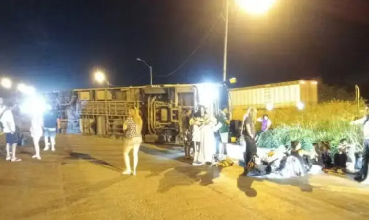 Acidente com ônibus de turismo deixa feridos na BR-116, na Bahia