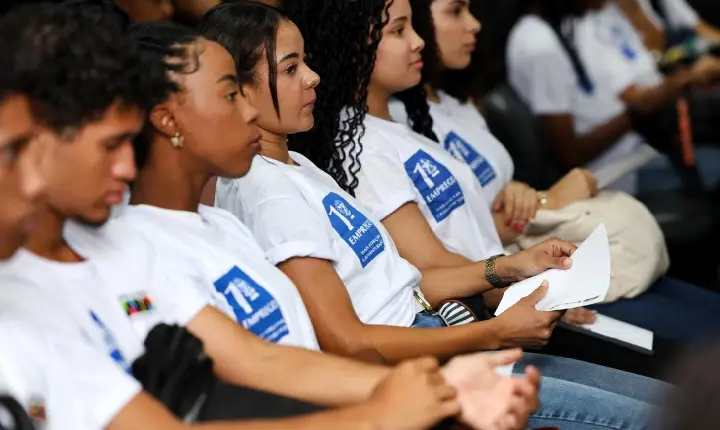Agosto da Juventude orienta cerca de 200 estudantes da rede pública sobre mercado de trabalho em Salvador