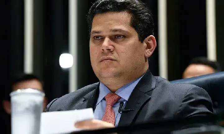 Alcolumbre não promulga PEC e oposição vê última esperança para 6x1