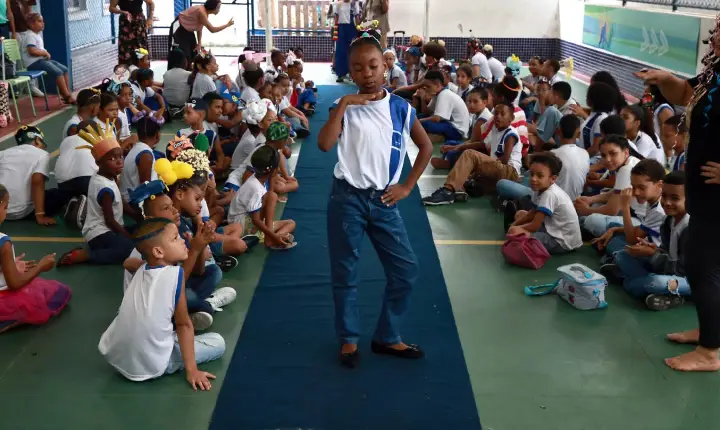 Alunos da Escola Municipal da Engomadeira participam de celebração da Semana da Criança