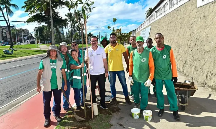 Ambientaliza Salvador: Prefeitura promove plantio de 50 mudas de árvores na orla de Amaralina