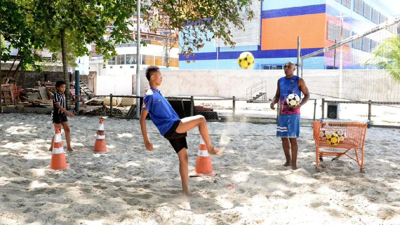 Aulas de futevôlei, karatê e capoeira promovidas pela GCM mudam rotina de crianças na região de Fazenda Grande do Retiro