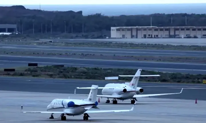 Avião transportando passageiros com hantavírus faz parada de emergência
