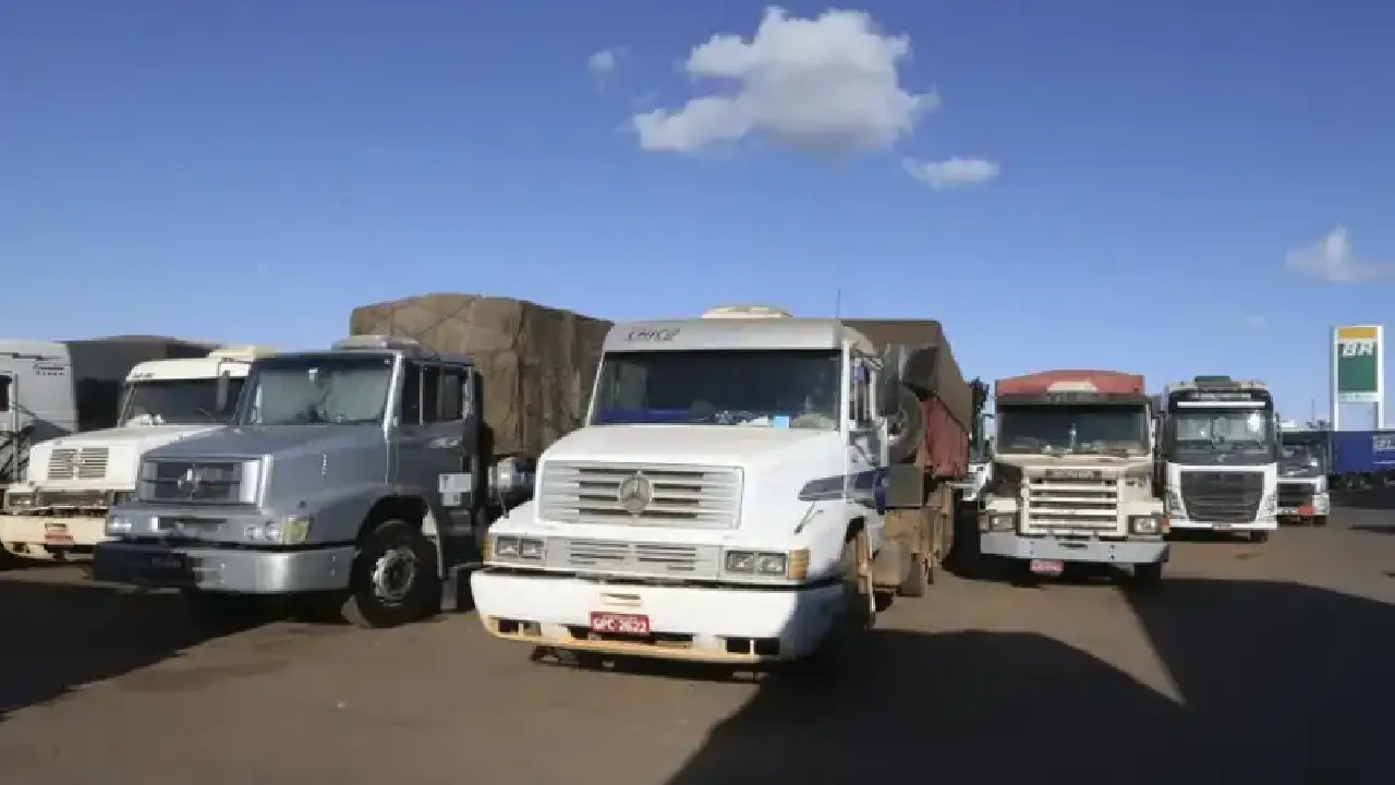 Caminhoneiros anunciam paralisação nacional e miram portos; entenda o motivo