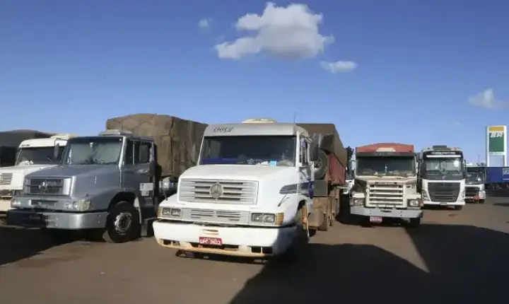 Caminhoneiros anunciam paralisação nacional e miram portos; entenda o motivo