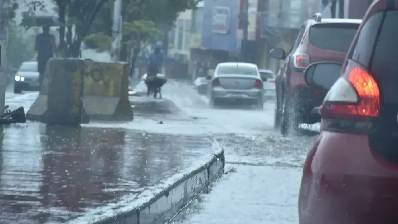 Chuva forte provoca alagamentos e deslizamento de terras em Salvador