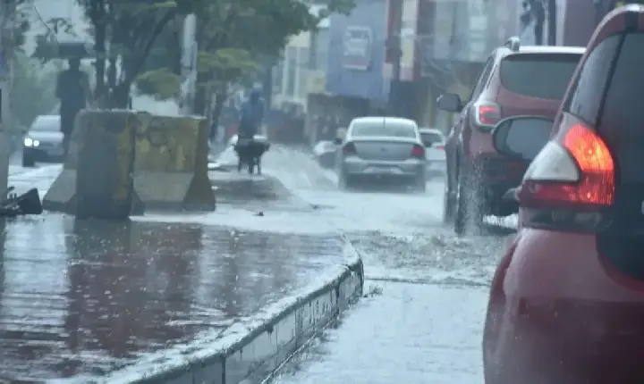 Chuva forte provoca alagamentos e deslizamento de terras em Salvador