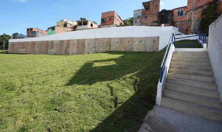 Com investimento de R$ 10 milhões, contenção de encosta inaugurada pela Prefeitura traz segurança a famílias do conjunto Mar Azul