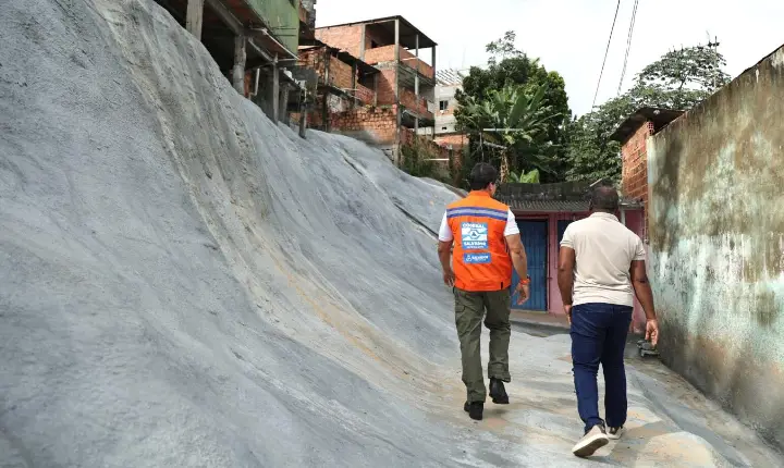 Comunidade no Lobato ganha proteção de encosta que beneficia 37 famílias