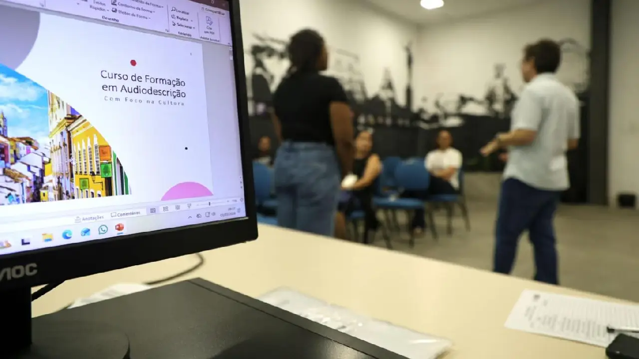 Curso de formação em audiodescrição voltado para espaços culturais começa nesta terça-feira (7)