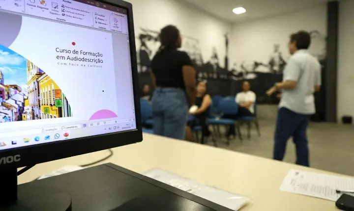 Curso de formação em audiodescrição voltado para espaços culturais começa nesta terça-feira (7)