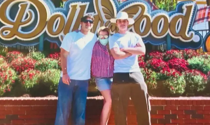 De máscara, Britney Spears visita parque de Dolly Parton com os filhos