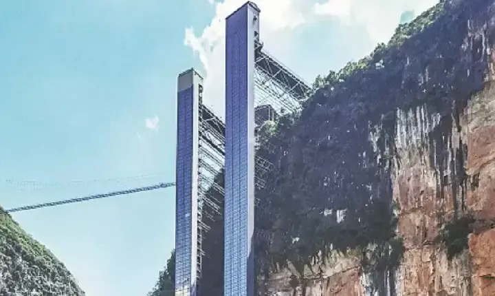 Elevador alcança 288 metros em 50 segundos e transforma trajeto escolar de 3 horas em 30 minutos para crianças na China