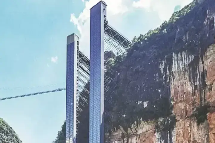 Elevador alcança 288 metros em 50 segundos e transforma trajeto escolar de 3 horas em 30 minutos para crianças na China