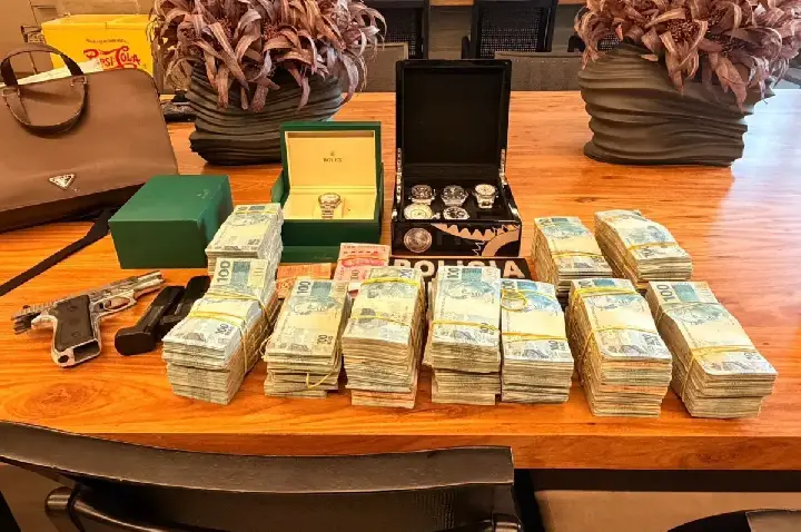 Empresários pagaram viagem e aluguel de chefe da Receita, diz PF