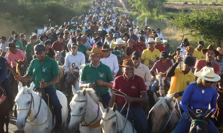 Entrega de equipamentos agrícolas fortalece o desenvolvimento rural de Boa Vista do Tupim