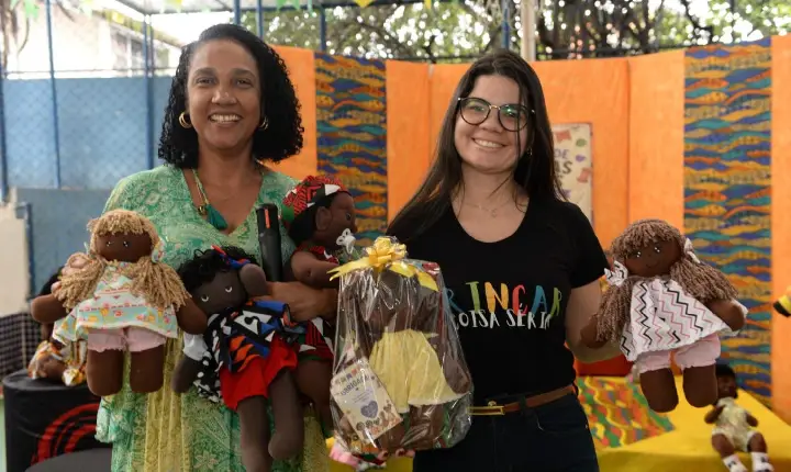 Escola Municipal de Salvador promove oficina de bonecas pretas em celebração ao Julho das Pretas