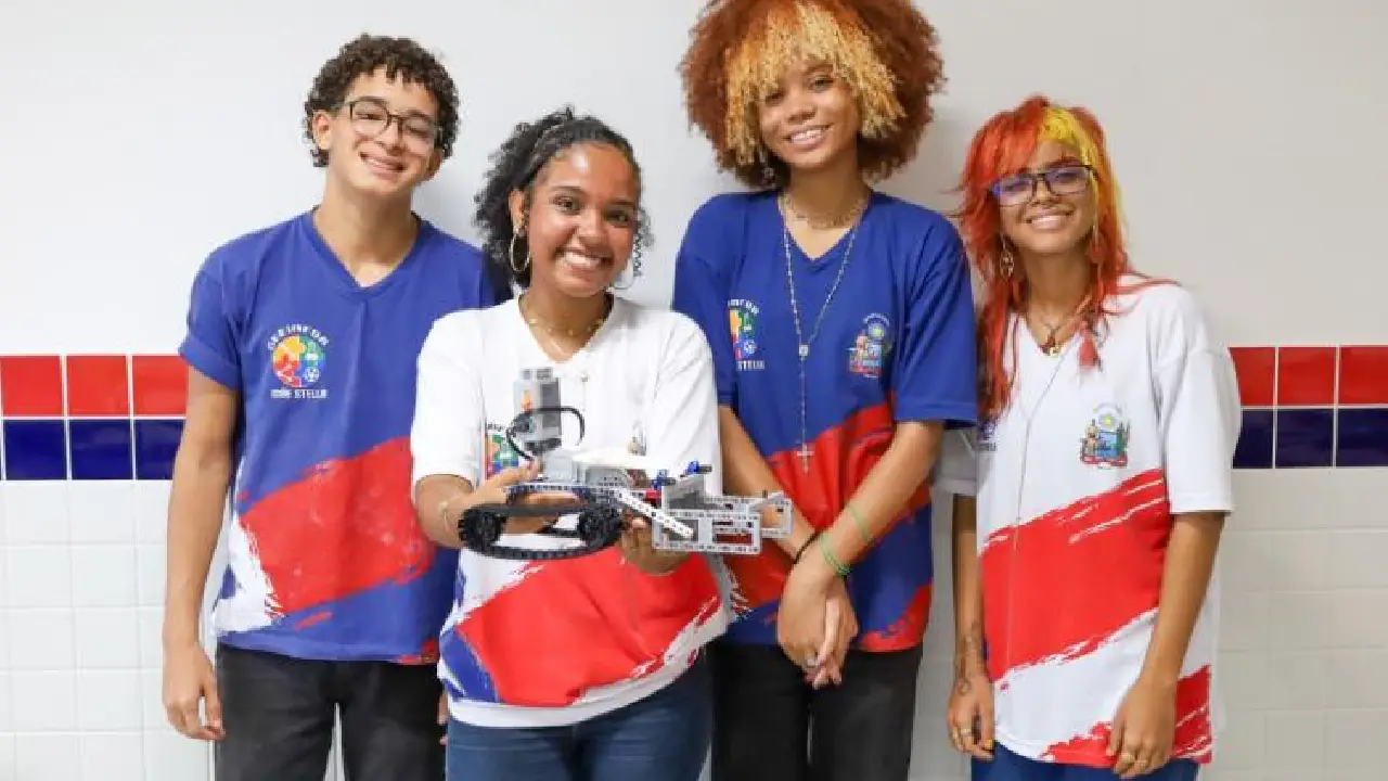 Estudantes criam carrinho de lego que faz limpeza autônoma de praias