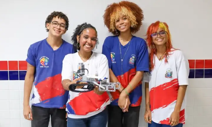 Estudantes criam carrinho de lego que faz limpeza autônoma de praias