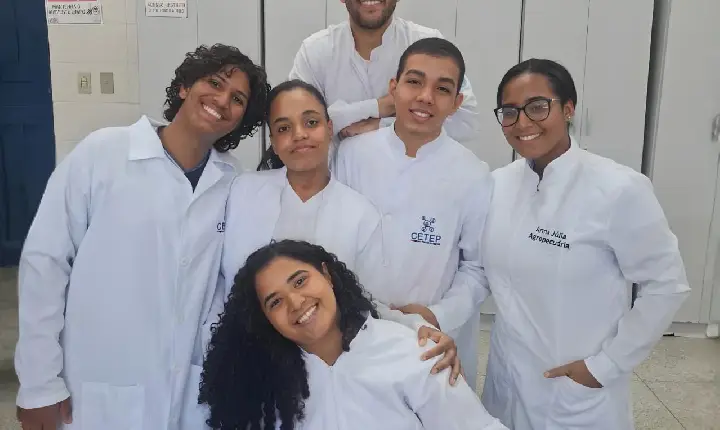 Estudantes utilizam pimenta e alho para produzir inseticida ecológico