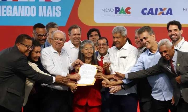Famílias da Lagoa Grande são beneficiadas com títulos de regularização fundiária, em Feira de Santana