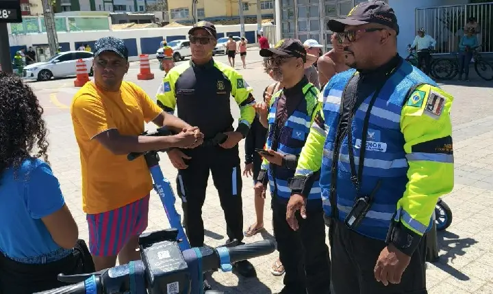 Fiscalização no Farol da Barra reforça regras para uso de patinetes elétricos em Salvador