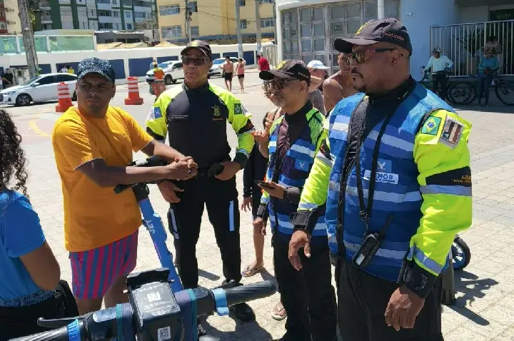 Fiscalização no Farol da Barra reforça regras para uso de patinetes elétricos em Salvador