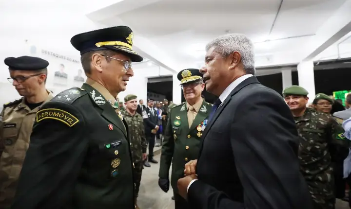 Governador acompanha passagem de comando da 6ª Região Militar na capital baiana
