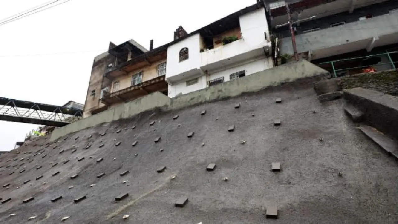 Governo da Bahia amplia prevenção a desastres naturais na capital com entrega de encosta