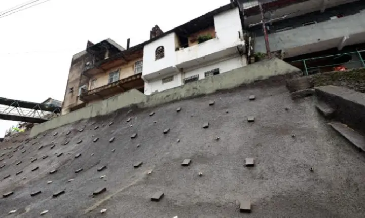 Governo da Bahia amplia prevenção a desastres naturais na capital com entrega de encosta