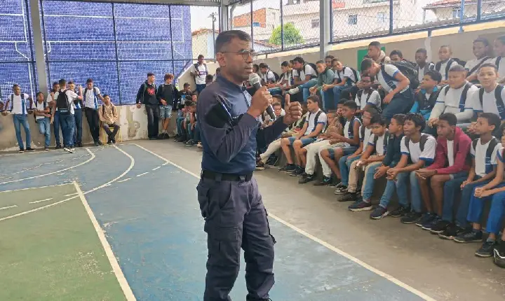 Guarda Municipal leva ação educativa sobre violência contra a mulher a escola municipal