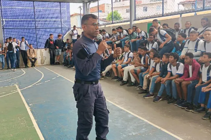 Guarda Municipal leva ação educativa sobre violência contra a mulher a escola municipal