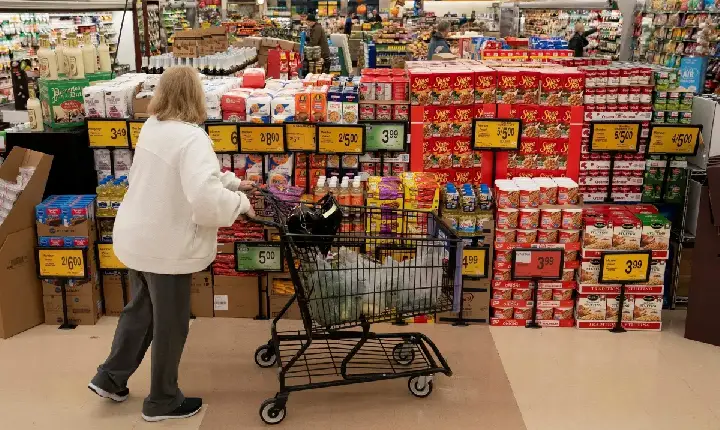 Guerra com Irã: consumidores norte-americanos enfrentam aumentos de preços