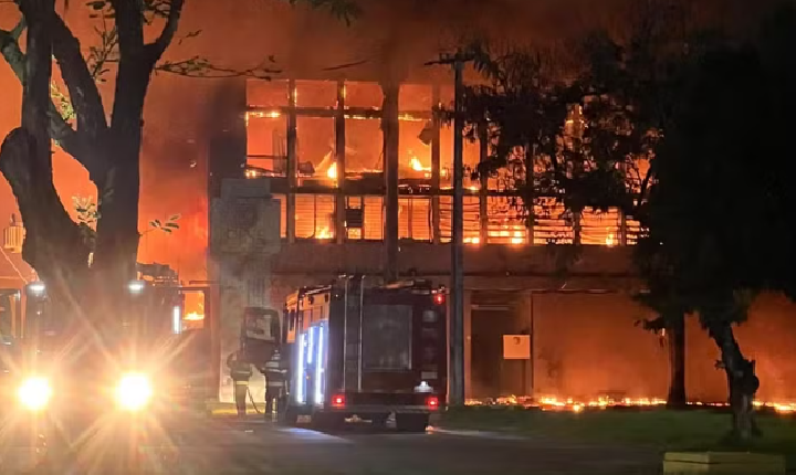 Incêndio de grandes proporções atinge prédio da UFPE em Pernambuco