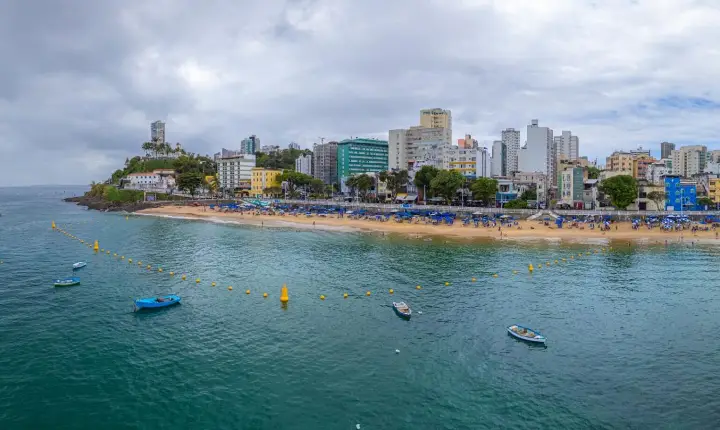 Instalação de boias para delimitação de área exclusiva para banhistas no Porto da Barra é concluída