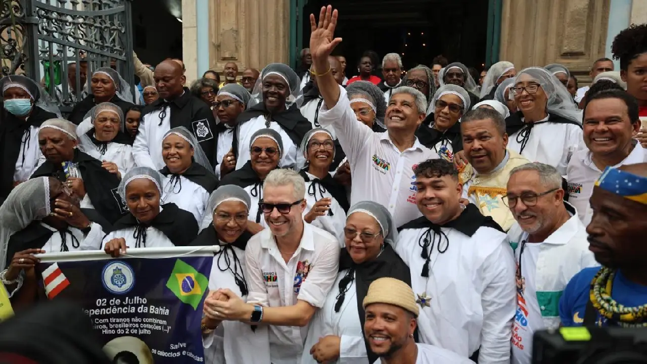 Lapinha amanhece tomada por multidão e celebração marca festejos do Dois de Julho, no Centro Histórico de Salvador