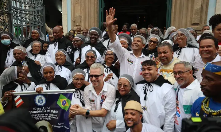 Lapinha amanhece tomada por multidão e celebração marca festejos do Dois de Julho, no Centro Histórico de Salvador
