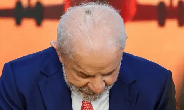 Lula faz primeira sessão de radioterapia após remover lesão na cabeça