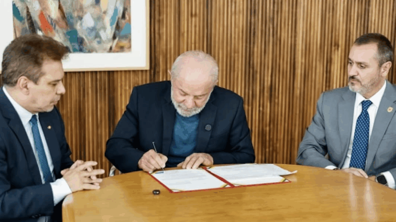 Lula parabeniza diretor da PF por revogar credenciais de agente dos EUA