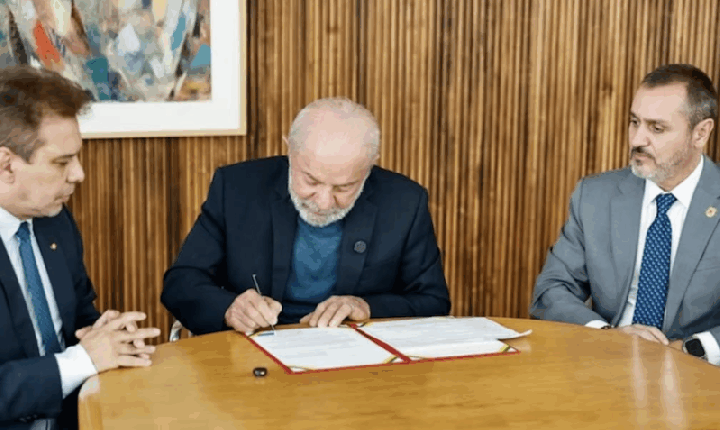 Lula parabeniza diretor da PF por revogar credenciais de agente dos EUA