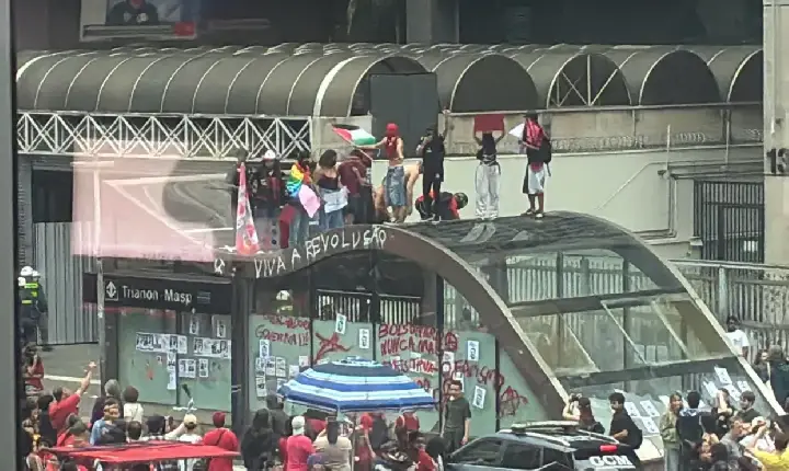 Manifestantes picham e quebram estações de metrô após ato pró-Lula