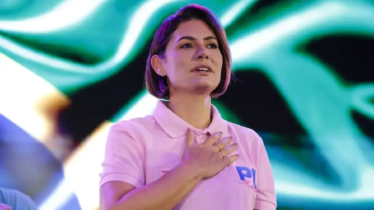 Michelle vira alvo de bolsonaristas após elogiar programa lançado por Lula