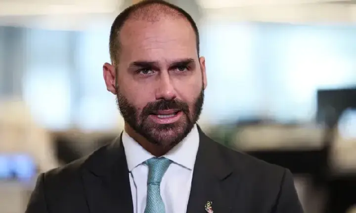 Moraes determina início da pena de Eduardo e manda cancelar passaportes