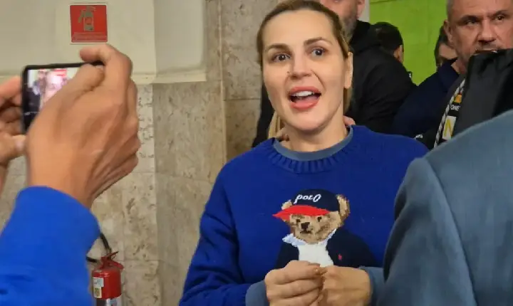 Na prisão, Deolane manda recado sobre cartas de amor de pretendentes