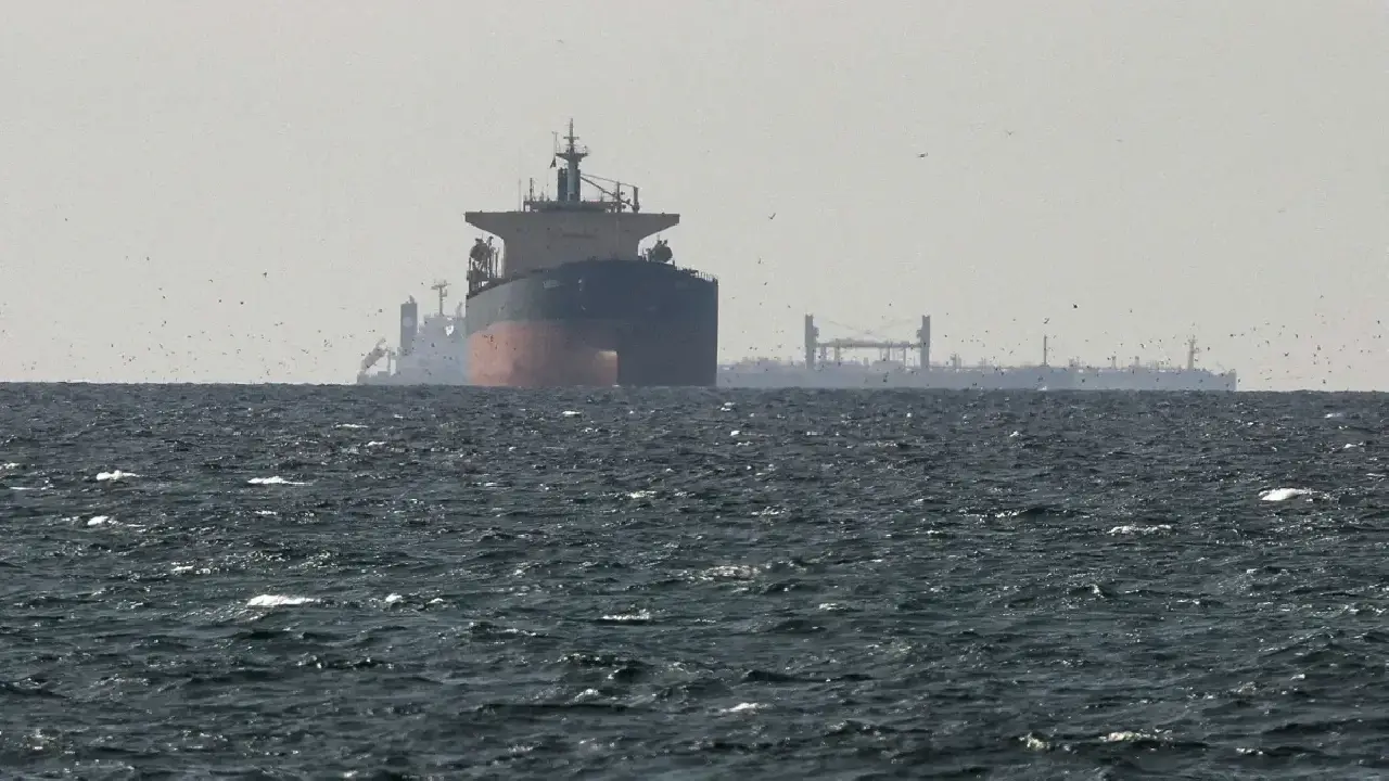 Navio dos EUA é atacado com mísseis iranianos em Ormuz, diz mídia do país