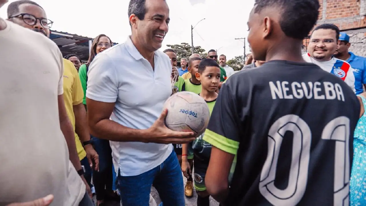 No dia da estreia do Brasil na Copa, Bruno Reis inaugura 100º campo público de grama sintética de Salvador