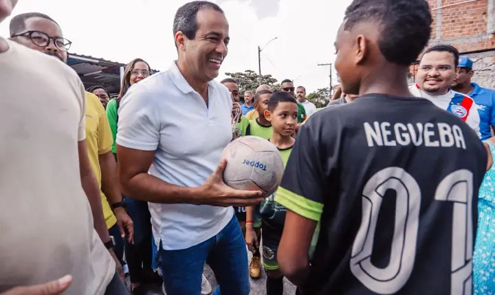 No dia da estreia do Brasil na Copa, Bruno Reis inaugura 100º campo público de grama sintética de Salvador