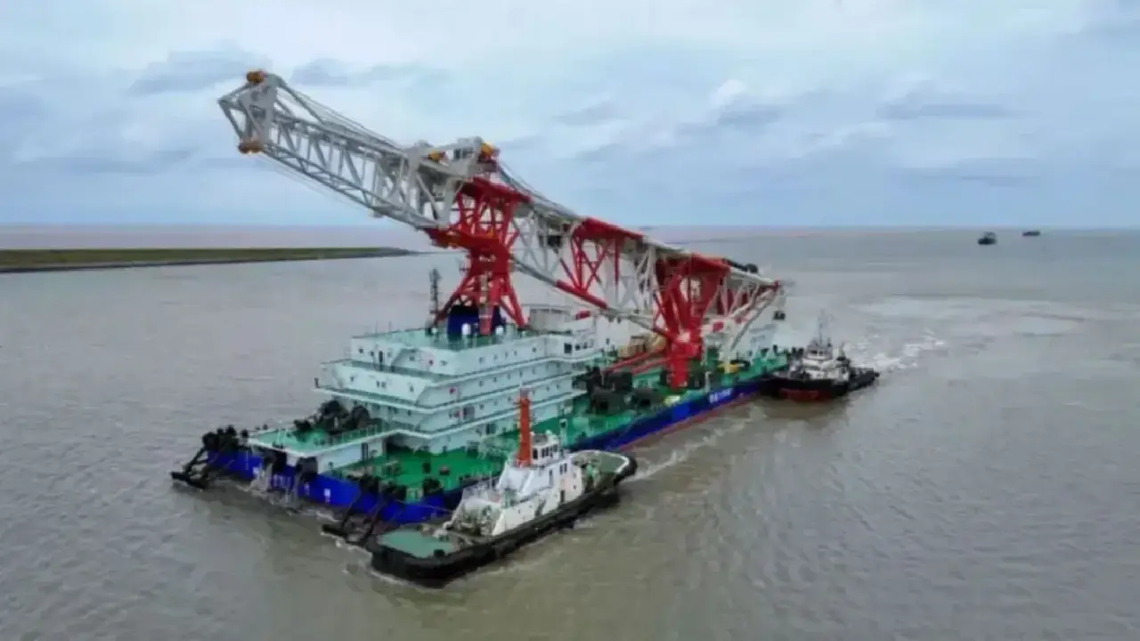 O maior navio bate-estacas do mundo, com torre de 156 metros, zarpou da China e deve chegar em 45 dias para sua primeira missão internacional na Bahia