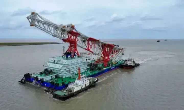 O maior navio bate-estacas do mundo, com torre de 156 metros, zarpou da China e deve chegar em 45 dias para sua primeira missão internacional na Bahia