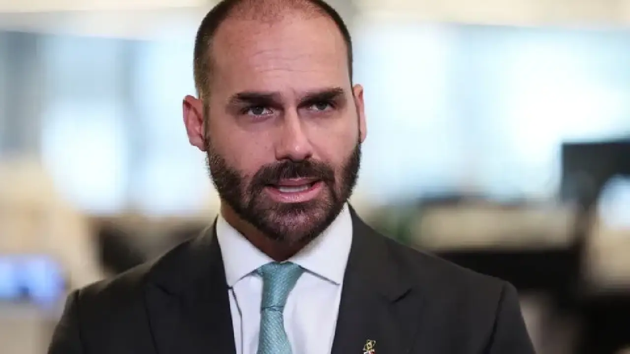 O que muda para Eduardo após EUA concederem green card ao ex-deputado